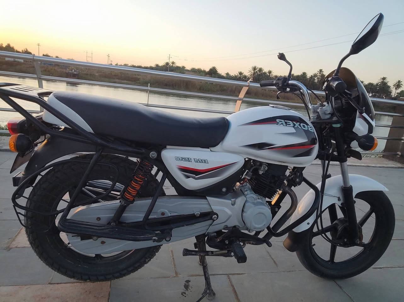 السلام عليكم بوكسر للبيع موديل ٢١ أوراق أصوليه مختومه من المرور مكفوله من كل عيب واسط  الحي دراجه نضيفه اخت الجديد ***********
