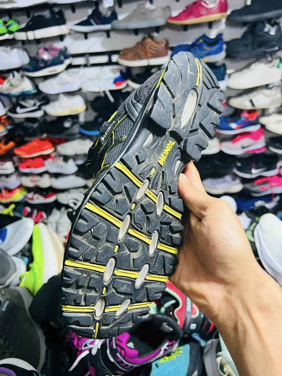 میندال - Goretex
قیاس ٤٤ — UK 10 
نظافة ٩٦٪
سعر ٤٠ الف مع توصیل


**إذا كنت صاحب هذا الإعلان وتريد حذفه لأي سبب، رجاءا أرسل رسالة إلى الدعم الفني**