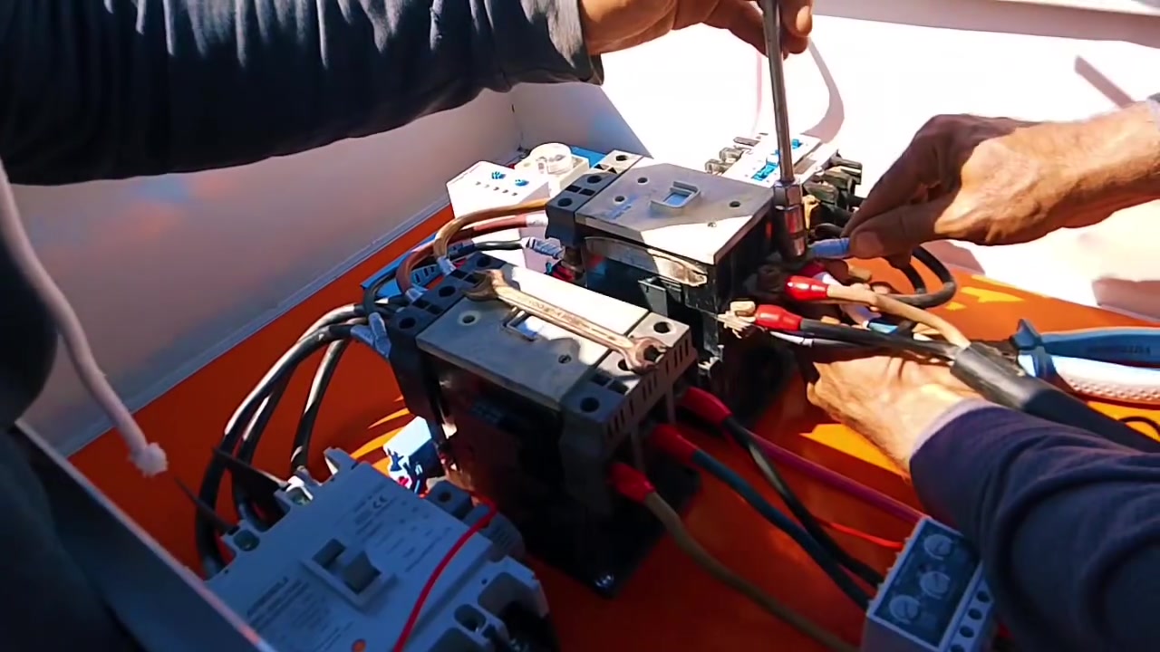 تنفيذ وربط وتشغيل غطاس قدرة 50 حصان (50 HP) باستخدام لوحة تشغيل Star-Delta في معمل لإنتاج الحصى والرمل، مع تنفيذ جميع أعمال التوصيلات الكهربائية ولوحات السيطرة وفق المخططات الهندسية، وفحص تسلسل الفازات، وضبط أجهزة الحماية (Overload وMCCB)، والتأكد من سلامة التشغيل وتقليل تيار الإقلاع، مع إجراء اختبارات التشغيل ومراقبة أداء المحرك لضمان الكفاءة والاستمرارية.

📞‏ للطلب و الاستفسار
‏*راسلونا عل الصفحة أو الواتساب 
‏*او الاتصال على الرقم 
***********
***********
