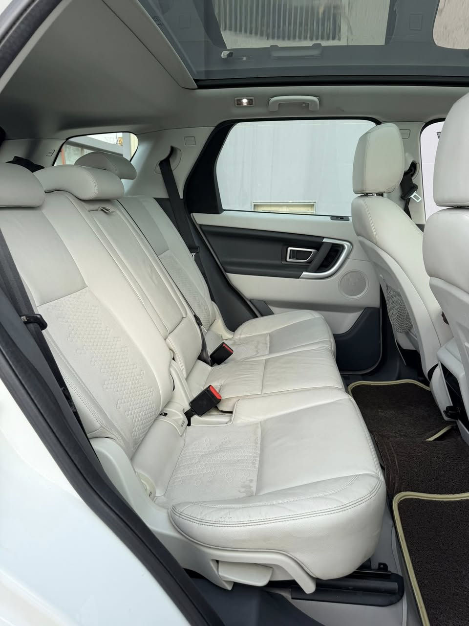 مساء الخير ، رمضان كريم عليكم
Land rover Discovery Sport 2000 tirbu
2018 النوع المرغوب
سيارة فول بانوراما 
بانزين
رقم مميز
السيارة مسويلها ادامة كاملة يم مركز تان قبل ١٥ يوم
مبدل نص تخم تاير 
وهواية شغلات 
فحصها ينتهي بشهر السابع 
كاملة والكمال لله
ماشي 158 كيلو متر
اخت الكلين تفاصيلها وسونارها مرفق بالمنشور
مكانها بغداد القادسية 
سعر شرائها قبل اقل السنة 22,000
مشيتهة 3000 كيلو فقط ما استخدمتها  لكثرة سفري
سعر البيع  145 ورقة
سنوية باسمي تريد تحويل وكالة 
رقم التواصل ***********
الله يجعلها من قسمة الي يستاهلها
 لان ماكو سيارة  بهيج نظافة وهيج سعر
