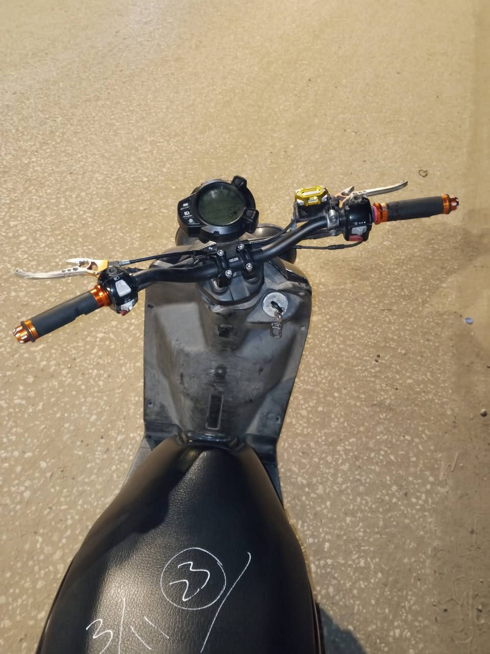 السلام عليكم سكنز جبلي للبيع موديل 2014 صارله 4 تشهر نازله من الحاويه هذه كفره تجاري الابلادي رصاصي مو جود انطكياهن سوه اجه بيه سترين رياضي بلاد ويدات بريك مشمشي بلاد ويدات ستيرن مشمشي بلاد وبكلايت رياضي مالت كاوسكي بلاد دبلات رياضي RBM  ذهبي بلاد واجه وياه خوذه لكيته بل جنطه رياضي تخم تايرات جدد بيه كلج خلفي رياضي بلاد هوه ول طاسه وقبق الكلجات مو جود ولذيل الخلفي مو جود ولجاملخ الخلفي مو جود سعره مليون 400 وبيه مجال قليل رقمي *********** مامتواجد خاص تريده خابرني مكاني بابل
