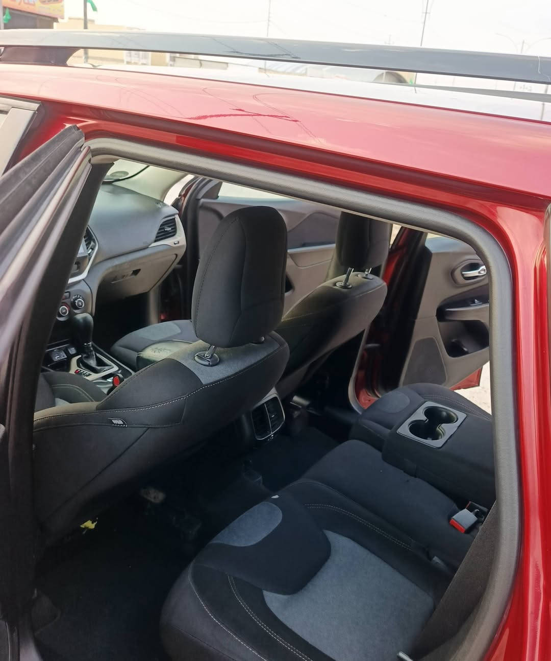 ياألله السلام عليكم جيب شاروكي 2017 رقم بغداد مشروع وطني مكفوله أرباكات سليمه حجم المكينه 2400 ماشيه 80 ألف شاشه كبيره كامره دواره فول تحكم ستيرن فورويل قطعتين تبريد حساس أمامي خلفي سياره نضيفه وجاهزه من كلشي السعر 118 العنوان الناصريه صوب الشعله  للأستفسار هاذه رقم الهاتف *********** غير متواجد ع الفيس الشراي يتصل
