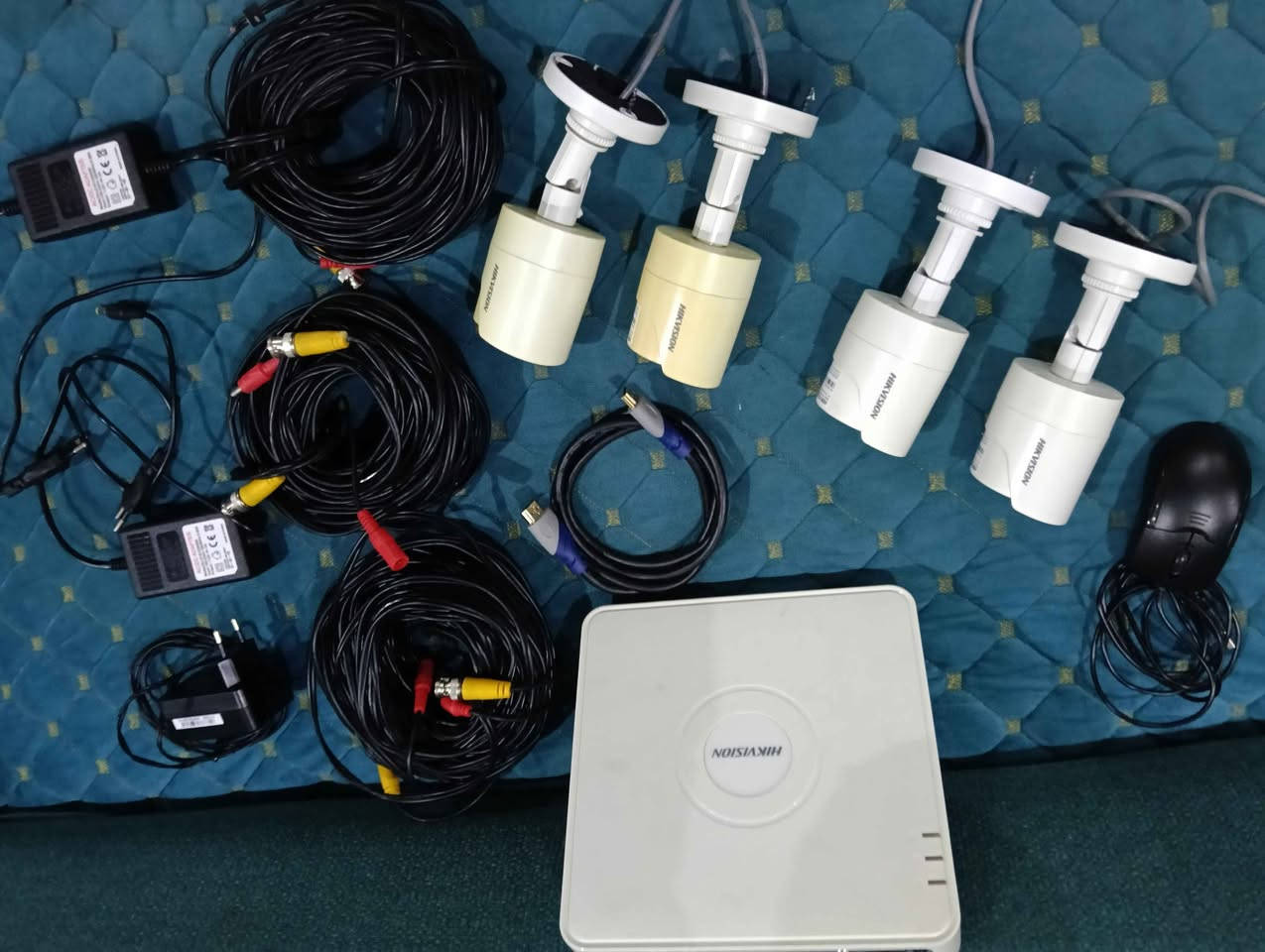 منظومة كاميرات مراقبة متكاملة انلوك مع هارد 1 تيرا
جهاز xvr 
اربع كاميرات
محولات
كيبلات 3
كيبل hd 
ماوس
بسعر 110 الف مكاني الدورة حي الصحة وعندي توصيل*********** بغداد, العراق
