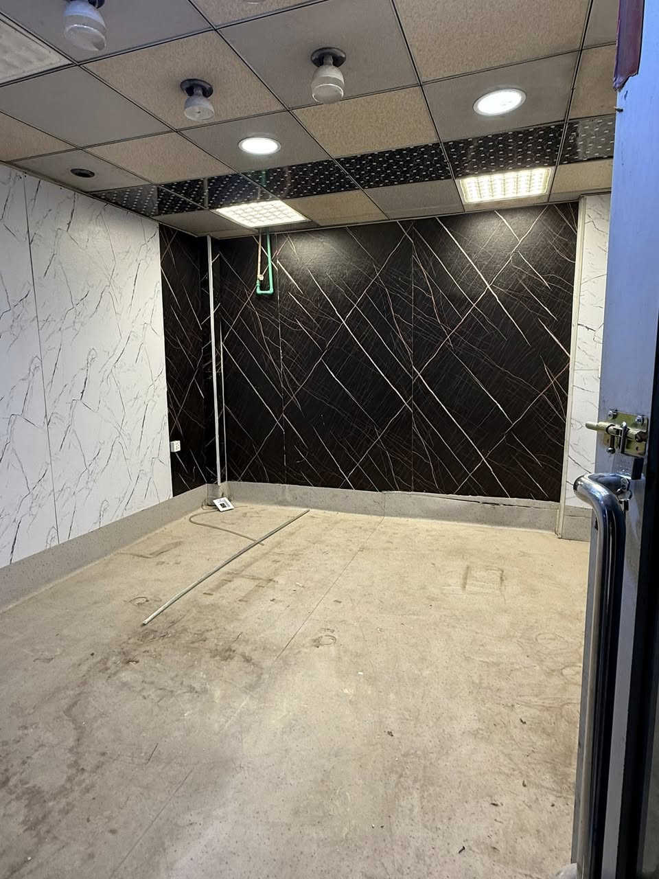 السلام عليكم يتوفر محل للإيجار  بسعر 350 الف
مساحة 18 متر 
في الصالحية بغداد سنتر b مقابل الخطوط الجوية العراقية وقرب الهايبر ماركت
***********
