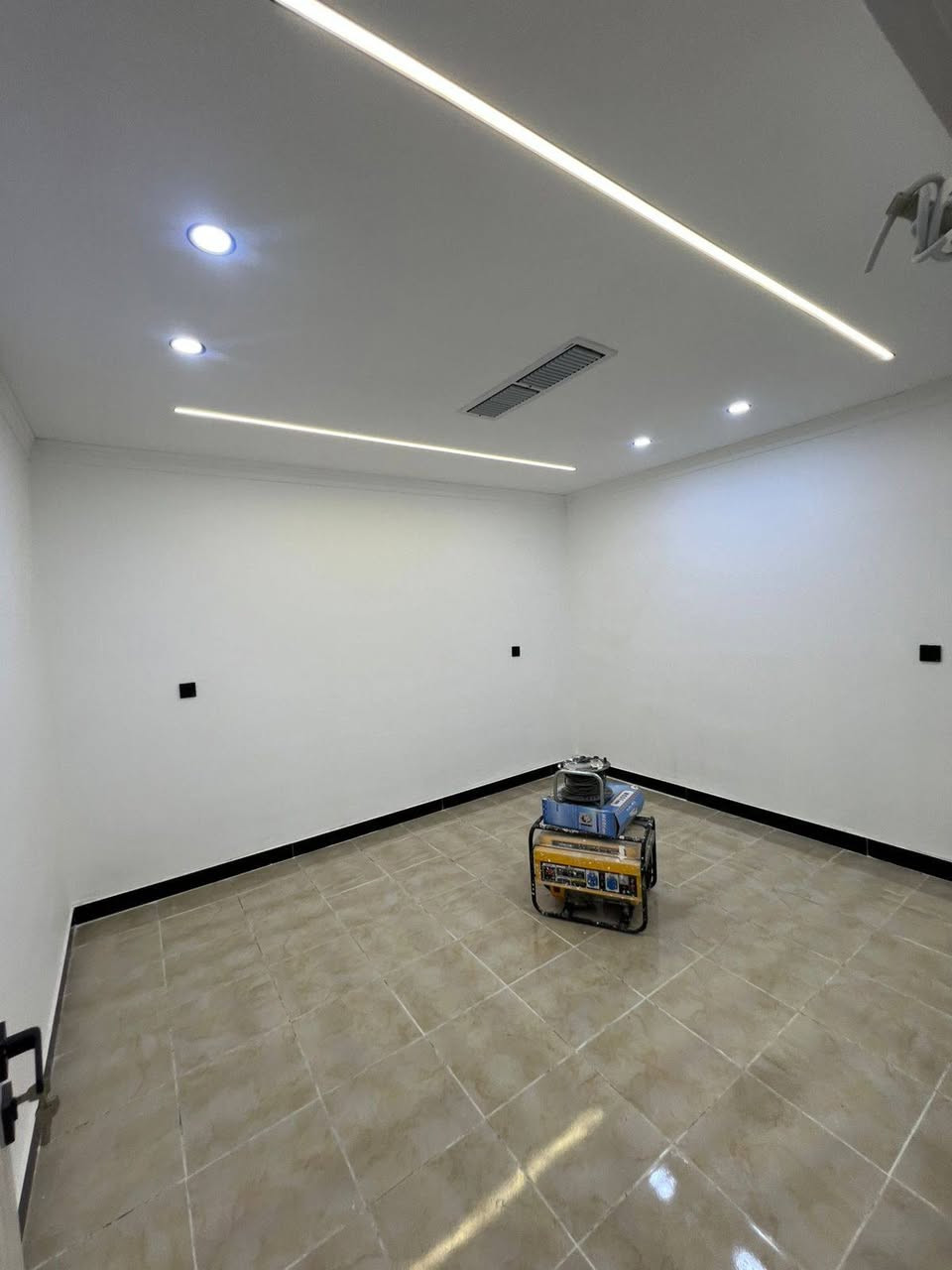 بيت للبيع مجمع مهندسين 
200 مه تر 
٣ غرف نوم 
صاله 
استقبال 
كراج 
حديقه 
***********
***********
