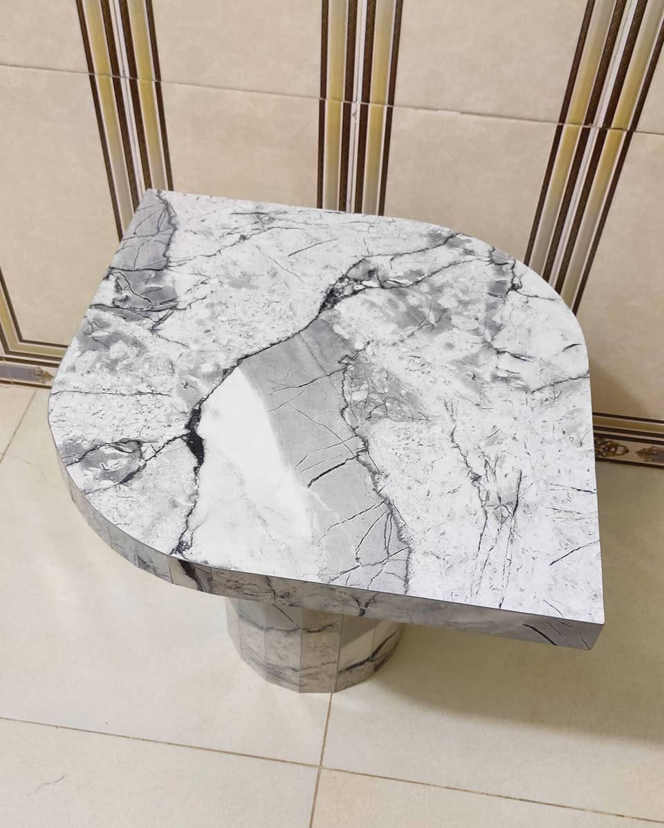 ✨ بِسْمِ اللّٰهِ الرَّحْمٰنِ الرَّحِيمِ
﴿وَاللّٰهُ جَمِيلٌ يُحِبُّ الْجَمَالَ﴾

🔹 معمل الأخوين يقدم لكم قطعة ديكور مميزة وفاخرة تضيف لمسة جمال وأناقة لصالون منزلكم.

💎 ميز قهوة بتصميم عصري فاخر
مصنوع بنقشة رخام أنيقة باللون الأبيض مع عروق رمادية تعطي إحساس بالفخامة والرقي، مناسب لغرف الجلوس والصالات والاستقبال، ويعتبر قطعة ديكور مميزة تضيف لمسة فنية لأي مكان.

📏 القياسات:
• الطول: 78 سم
• العرض: 59 سم
• الارتفاع: 51 سم

⭐ المميزات:
✔ تصميم عصري أنيق يناسب الديكورات الحديثة
✔ جودة تصنيع عالية ودقة في التفاصيل
✔ قاعدة ثابتة وقوية
✔ قطعة ديكور فاخرة تعطي لمسة جمال للمنزل

🏭 من إنتاج: معمل الأخوين
خبرة في صناعة الأعمال والديكورات البورسلان بأعلى جودة وأفضل تشطيب.

📢 القطعة متوفرة الآن وللبيع 

📩 للاستفسار والتواصل معنا:
فيسبوك |https://www.facebook.com/share/1CSZgZLsjg/
 واتساب | ***********
                ***********
إنستغرام|https://www.instagram.com/a_4esi?igsh=eGppcWZkenc1d25t

#معمل_الأخوين
#ديكور
#ميز_قهوة
#طاولات
#ديكور_منزل
#بورسلان
#تصاميم_حديثة
