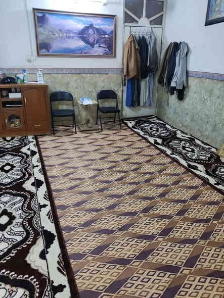 بيت للبيع في حي الغدير وره عقيل الفتلاوي ابو تبديل الدهن للسيارات بفرع مساحة 195م وجهة 8×25 غرفتين وهول واستقبال صحيات و كراج جبير السقف عكادة والأرضية صبابة باسمي السعر 125 مليون رقم موبايل ***********
