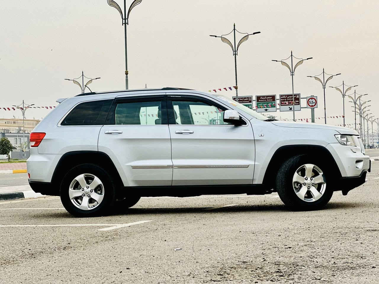 السلام عليكم جيب خليجيه 2012 فول 1/1 سونار مرفق بل منشور 
بنوراما بصمه ابواب +بصمه تشغيل
تبريد قطعتين 
مكينه 6 3600 
مري قلاب 
كشنات جلد 
خزن ميموري 
ستيرن كهرباء 
دمام صوت بلاد مضخم
ويل كب ستيل المرغوب 
زراك لايت حساسات امامي وخلفي
كشافات LAD
شاشه كامره كشن تبريد وتدفئه 
اعله فئه بل خلجي 
كفاله من الصبغ والضربه  
مكينه كير حداديه كفاله عامه
مكان السياره كربلاء السعر 168 
***********
