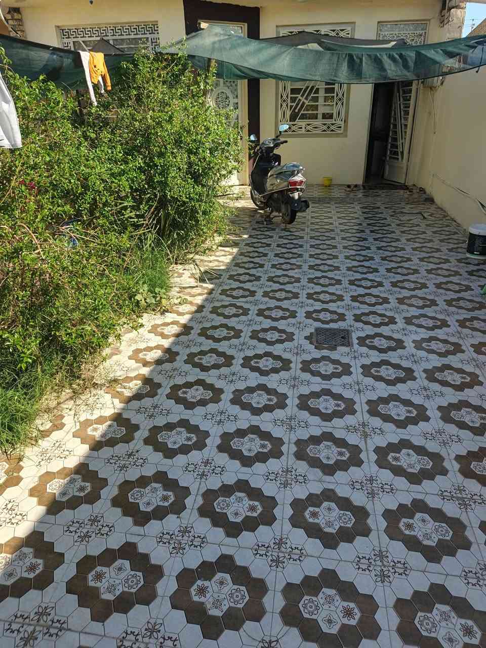 السلام عليكم بيت في حي الحكيم للبيع
قرب معمل الاوكسجين صفحة الدبيه البيت بناء طابوك
لمساحة 200
الواجهة 8ونص
النزال25
مرقم بلديه لبيت يحتوي على غرفتين وصاله ومطبخ وستقبال وصحيات داخليه وخارجيه
 للاستفسار الاتصال عله الرقم‏‪***********‬‏
