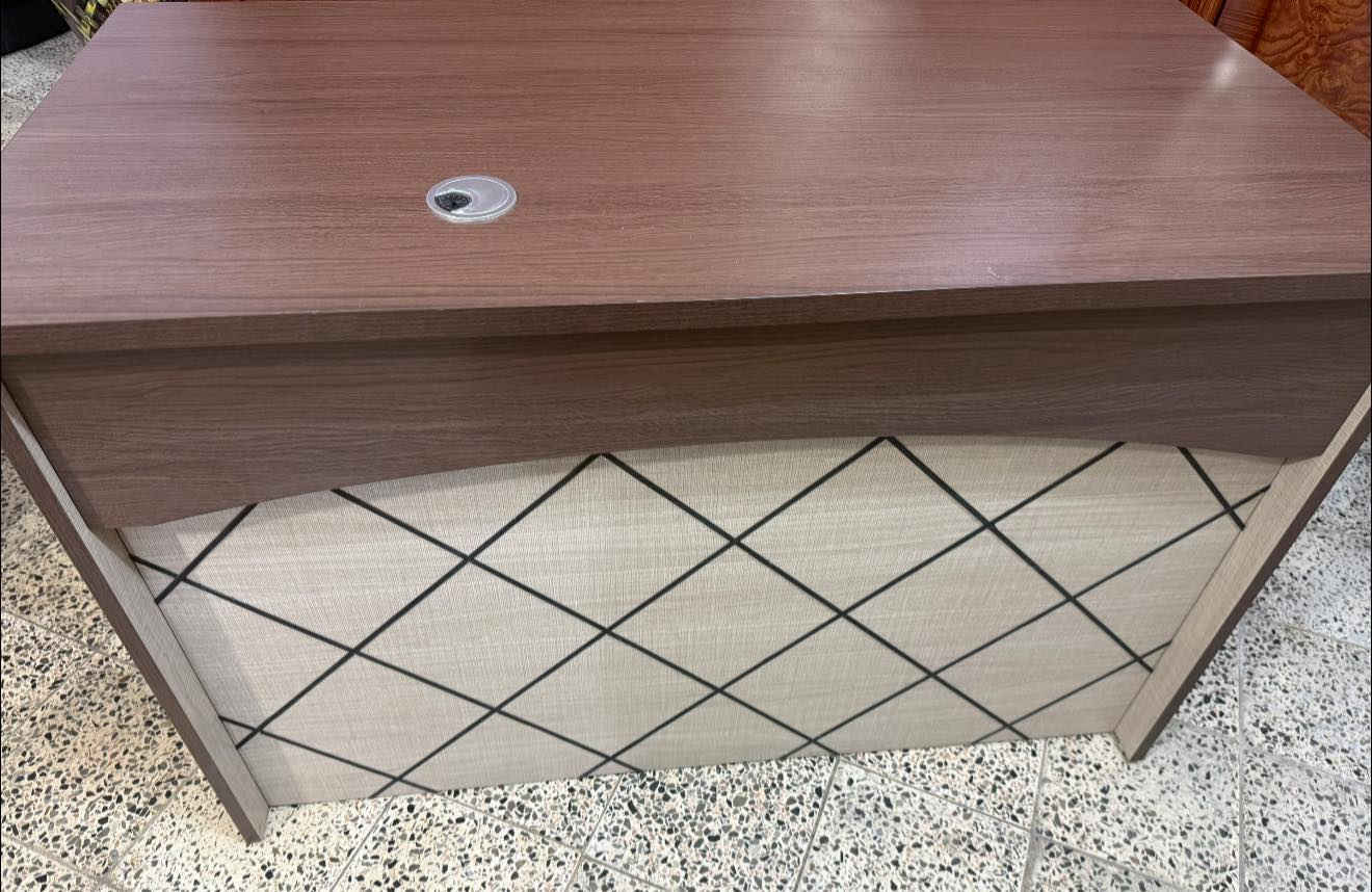 السلام عليكم عندي ميز مكتبي تركي الخشاب مالته ثقيل للبيع استعمال شهر نظيف شخطة ما بيه وياه كرسي ب٢٥٠ هو والكرسي هم نظيف استعماله قليل الله شاهد أخذته ب300 بدون الكرسي مستعجلة للبيع لان أريد أغير مكاني للتواصل على الرقم *********** العنوان منطقة الشعب
