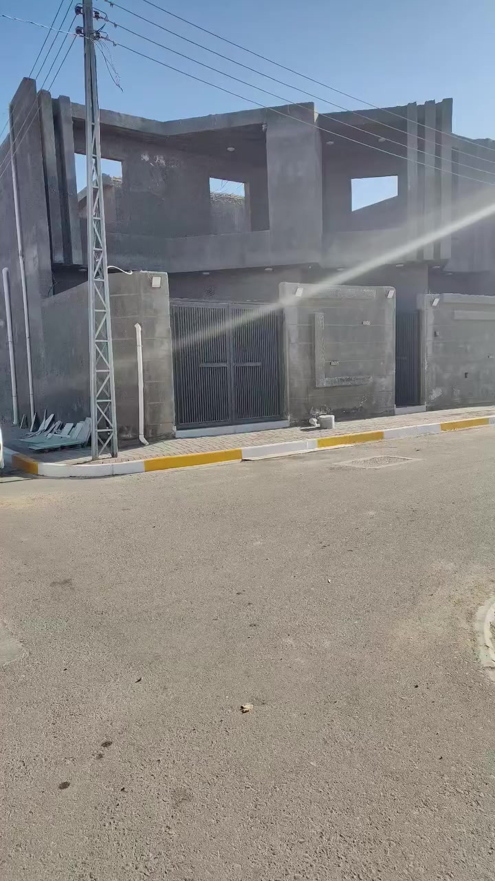 بيت للبيع السماوة الشراكيةالسابعه ركن 280متر 
مقابيل خدمات بناء  2025 طابق واحد وفوك غرفه 
ملاحظة البيت مطلوب 64 للاسكان 
لتواصل مكتب الفيصل للعقارات ***********
                                                ***********
