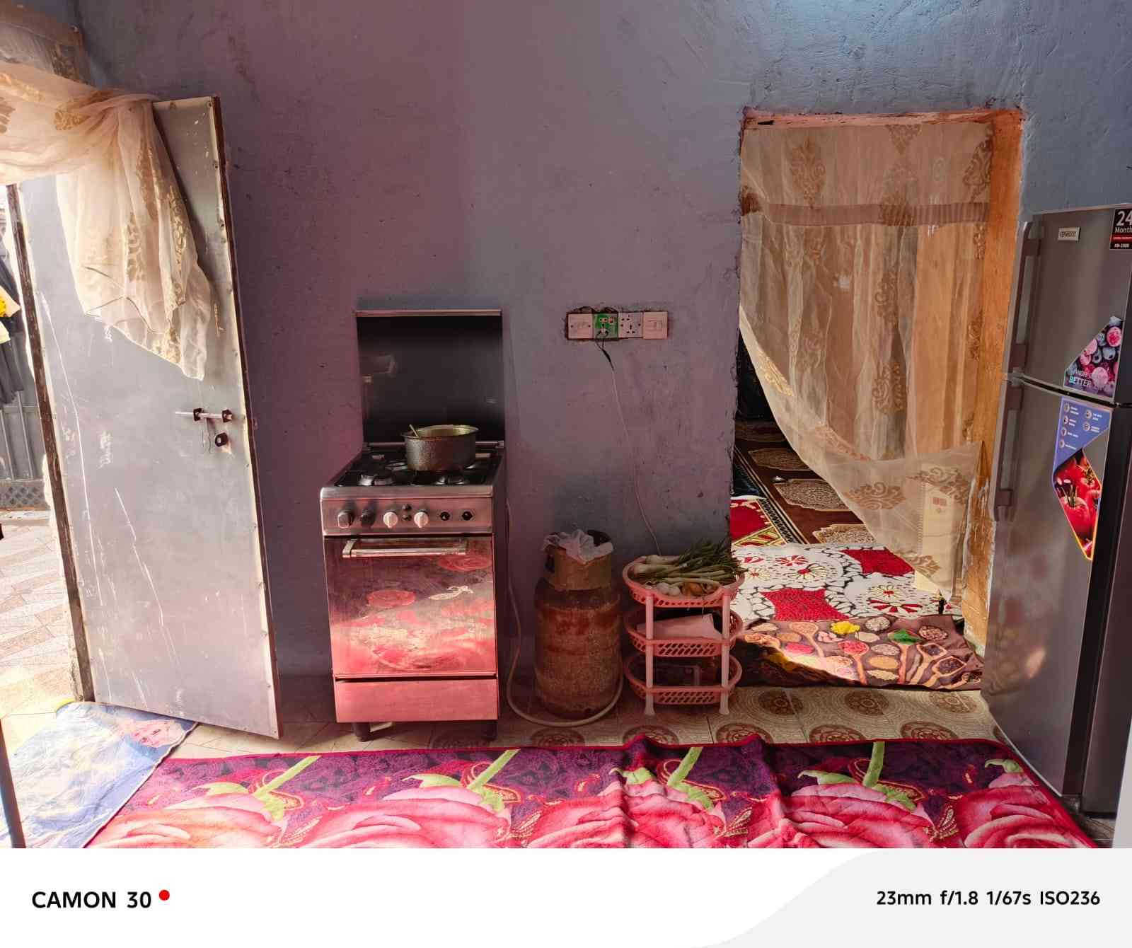 بيت البيع زراعي  لي وصل  مساحه 130 متر بي غرفتين وصاله وديوانيه هيكل مطبخ صحيات حمام منور طارمه عكاده سقف ثانوي العنوان قرب بوابت حي صناعي حي سلام الحولي جديد تربيه جديده صلات الفضيله كلهن قريبات عليه ناصري السعر مناسب تصل راسل خاص وبخدمتك  العلم البيت بناء جديد صار 6ايام من كعدت بي  بس اريد سافر. البيت. كافت الخدمات موجوده بي***********
