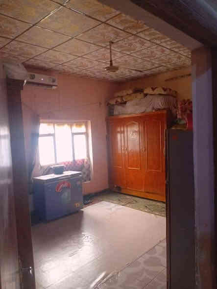 بيت طابو زراعي السعر 125 وبي مجال قليل    مساحته 400 و 30 يتكون من 3 غرف و موزع غرف و هول و دوانيه و صيحات عدد 3 و طارمه و حديقه و مناور و ترك وره البيت 
البيت بناء  كله طابوق و جميع الخدمات موجوده محلات و مدارس العنوان بصره شط العرب عبر جسر ثاني  الفيروزيه عالشارع 
*********** واتساب
