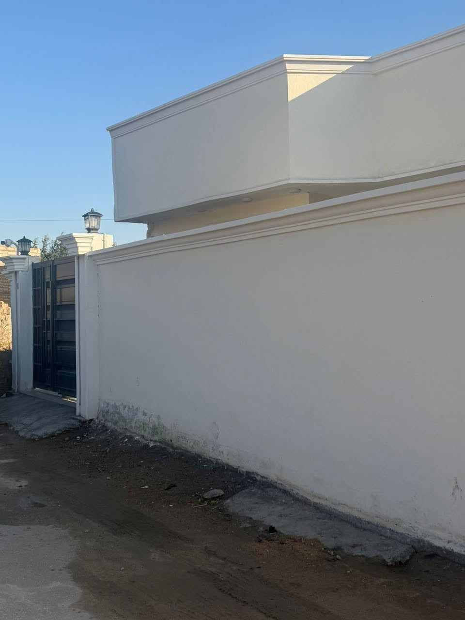 يعلن مكتب الخفاجي للعقارات
عن بيع 
 البيت  المساحه200 م الواجهة ١٠/نزال ٢٠/ طابو زراعي سند ٢٥  تحويل مطلق/ غرفتين نوم وصالة ومطبخ واستقبال حمامات دخليه واخارجيه منور على على طول البيت منظومه كامرات منظومة ماء اساله بوستر بناء طابوق البيت صارله سته اشهر من كمل جاهز من كلشي
الاستفسار يرجى الاتصال بنا ع الأرقام  التاليه
*********** واتساب 
***********
موقع البيت حي الاسره  خلف السوق
