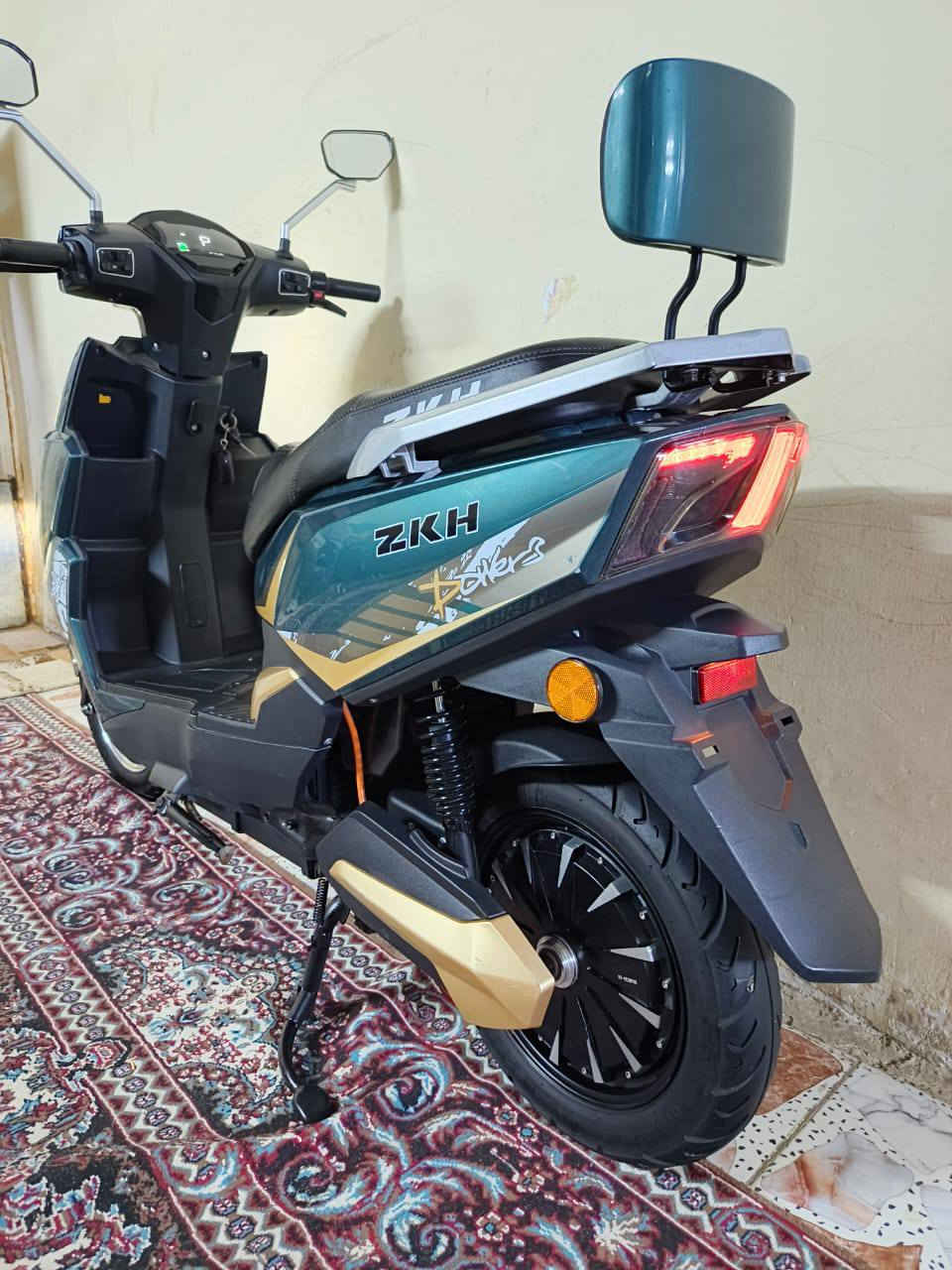 السلام عليكم دراجه شحن سكنز للبيع مديل 2026
دراجه جديده او كامله نقص برغي مابيها  وصل المعرض او ملحقاتها بيها
تفاصيل 
شاشه ذميه لكشف الاعطال ولتنبيهات
لايت عالي نلصي زنون 
مري جانبيه
بريك امامي خلفي دسك
دبلات امامي  خلفي غاز
 هايدروليك
اشاير لد
نضام بك الرجوع الى الخلف
مثبت سرعه
ملف الدراجه 2000 حقيقي
بطاريات مصطره الحجم الكبير 40 انبير
سرعت الدراجه 70 حقيقي
تقطع مسافه بل شحنه الوحده 65 كيلو 
شاحنه رقميه تدعم الشحن السريع وليقاف الءاتي عند المتلاء
تايرات حجم 12 جلاتين جبلي 
الشراي يتفضل خاص او التصال عله الرقم***********
مكان الدراجه بغداد ساحت عدن سعر الدراجه 650
