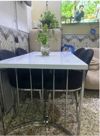 ميز طعام • كراسي • ميز بلازما