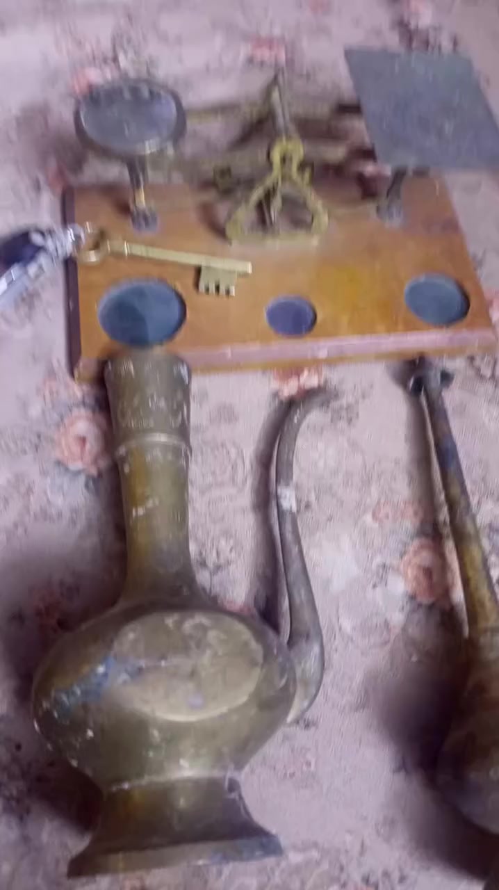 السلام عليكم مجموع قطع انتيكه قديم معطره وبريق صغير وميزان ذو الكفتين مصنوع في ينكينترا. للبيع كلهن رايدهن اب100الف
مكاني بغداد يم جسر الدوار اي الاستفسار اتصال 
***********
