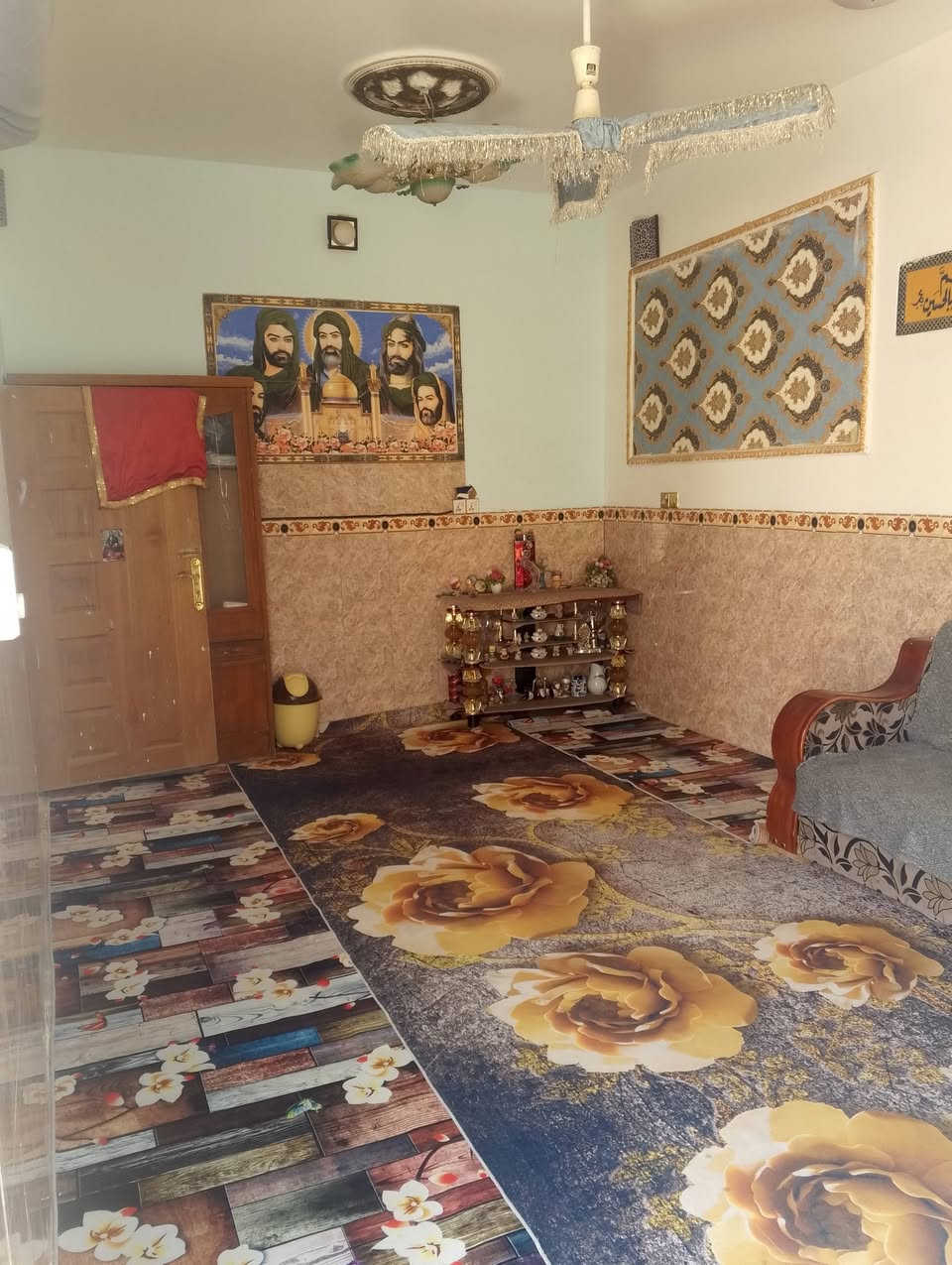 السلام عليكم 
بيت للبيع بحي الجاسمية يم بزل البو ناصر قرب مولده صلاح
مكون من غرفتين وصاله واستقبال ومطبخ وصحيات خارجية البناء بلوك والصحيات والحايط المامي طابوك مساحتة 150
السعر 40وبي مجال 
الرقم ***********
بي واتساب ومتواجد بل فيس
