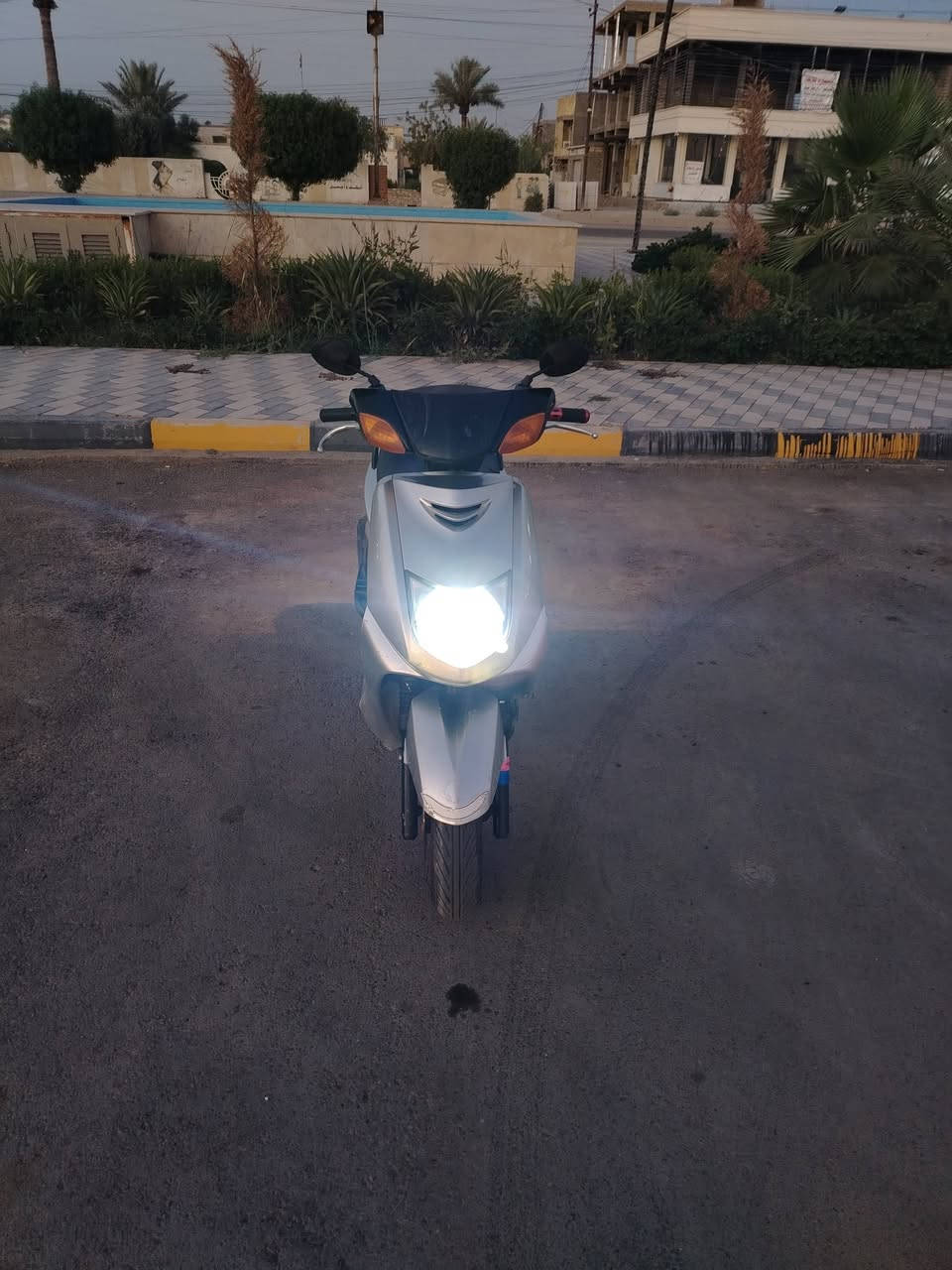 السلام عليكم
للبيعع..... سكنس نثيه 110 ياباني
بيها خيط بخار يعني كايمه  وهذا كشرها شوف عينك 
منفيسها موجود
تاير امامي جديد
تاير خلفي نضيف
باتري جديد
لايت زنون ناصي ابيض عالي اصفر
كهربائياتها شغاله مانقصها شي
دشبولها شغال  بس عداد البانزين مايشتغل بسبب الطوافه عطلانه السعر... 350 وبيها مجال
للتواصل واتساب *********** حيدر الدليمي
المكان ابو غريب
