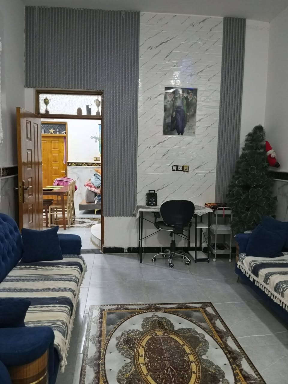 سلام عليكم بيت للبيع المساحه 100م الواجه 7 ونزال 16 مساحته أكثر من ميه البيت قاطين بناء جديد العنوان دور النفط حي الاساتذه الدسيم خدمات ماء ومجاري وباقيه ع التبليط الاستفسار *********** ابو ريحانه
