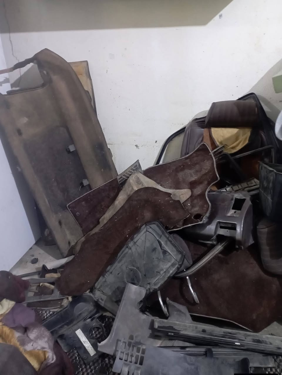 سلام عليكم للبيع غرفه مارسيدس دب كامله هيه وكشناتهه ودشبول الاستفسار ***********  مكان كربلاء
