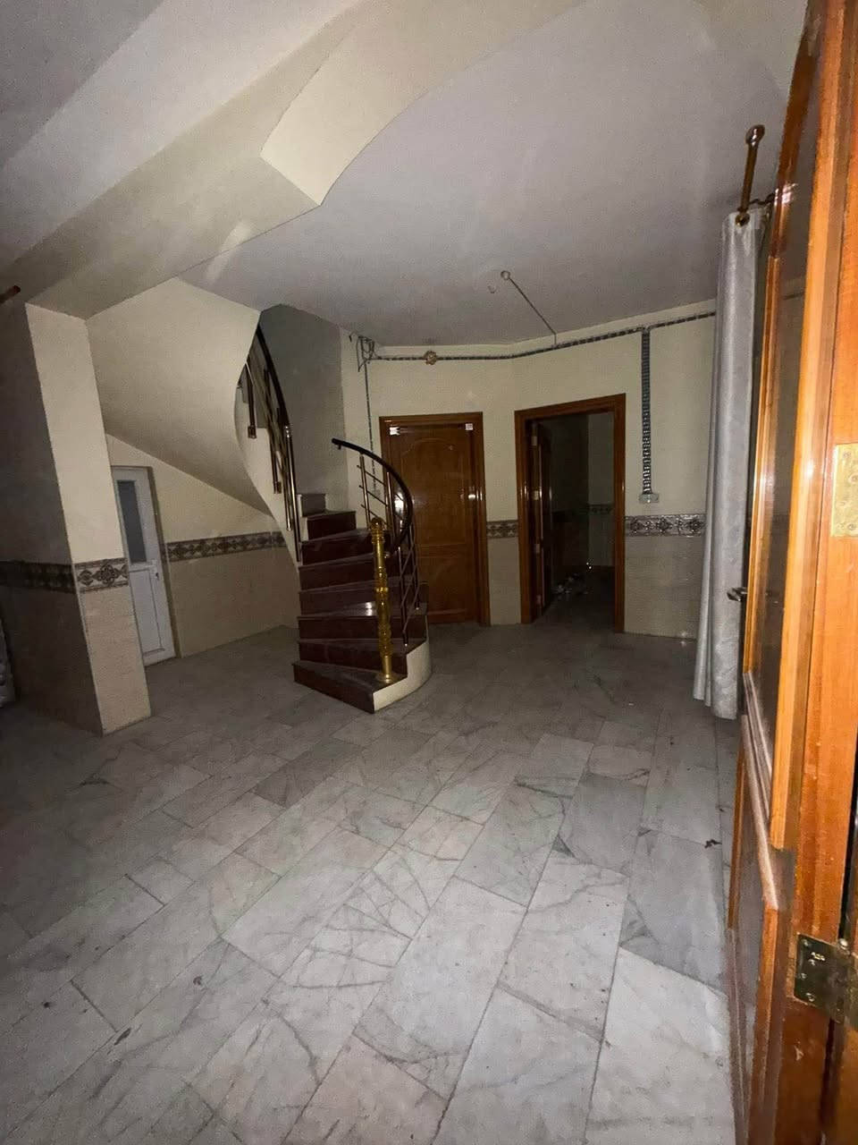 هذا البيت لرهان او الايجار 
٢٠٠متر بحي العداله خلف شارع الجنسيه 
طابق واحد ٢غرف نوم 
جداً نضيف 

للاستفسار مراجعة مكتب الدر او إلاتصال 
*********** 
يتوفر واتساب النجف, العراق
