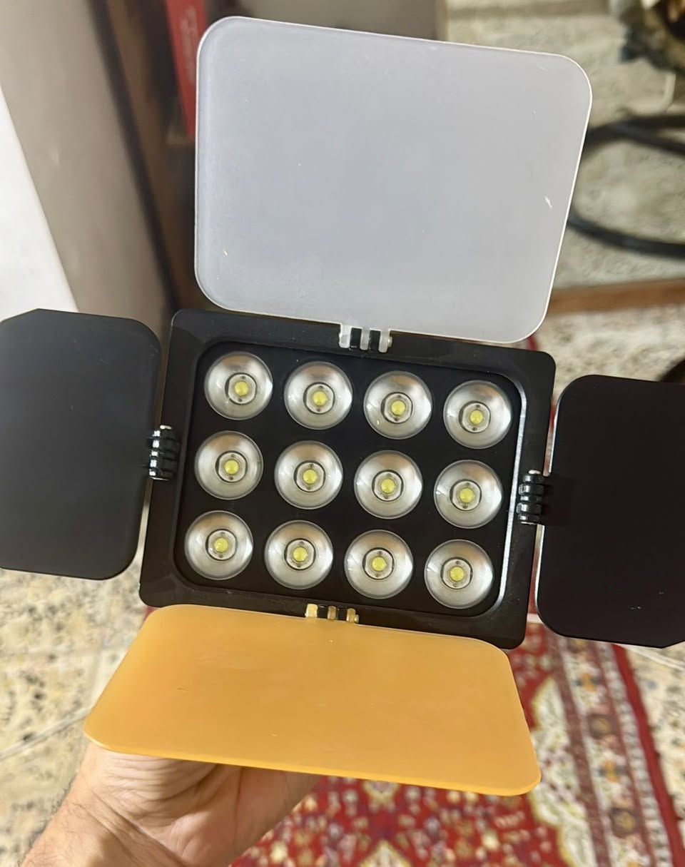 السلام عليكم كانون 6d مارك واحد للبيع
وياهة بلوجكتر 3 الوان
فلاش اصلي
العدسة 70-200 
مع ملحقات وبطاريه كاملة مكملة 
للتواصل***********
