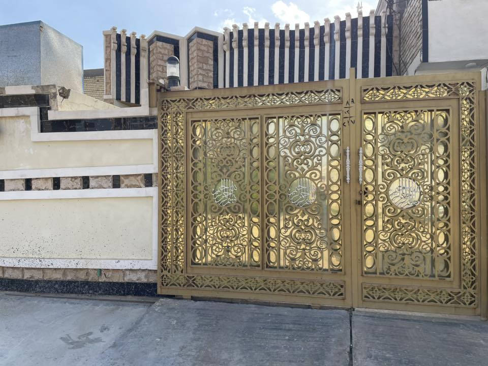 بسم الله الرحمن الرحيم 

بيت للبيع في الصقلاوية الشهداء الثانية قرب جامع عبدالقادر الكيلاني 

مساحة البيت : ١٦٠ متر
شارع : ١٢ متر

يحتوي البيت على غرفة نوم + استقبال + صالة +مطبخ + صحيات عدد ٢ 

اضافة الى ذلك بيتونة كبيرة بحجم الصالة 

بناء طابوق 

قريب على الشارع العام  
بناء حديث 

سعر الدار :  ٨٥ وقابل للتفاوض 

للتواصل : ***********
للتواصل : ***********
