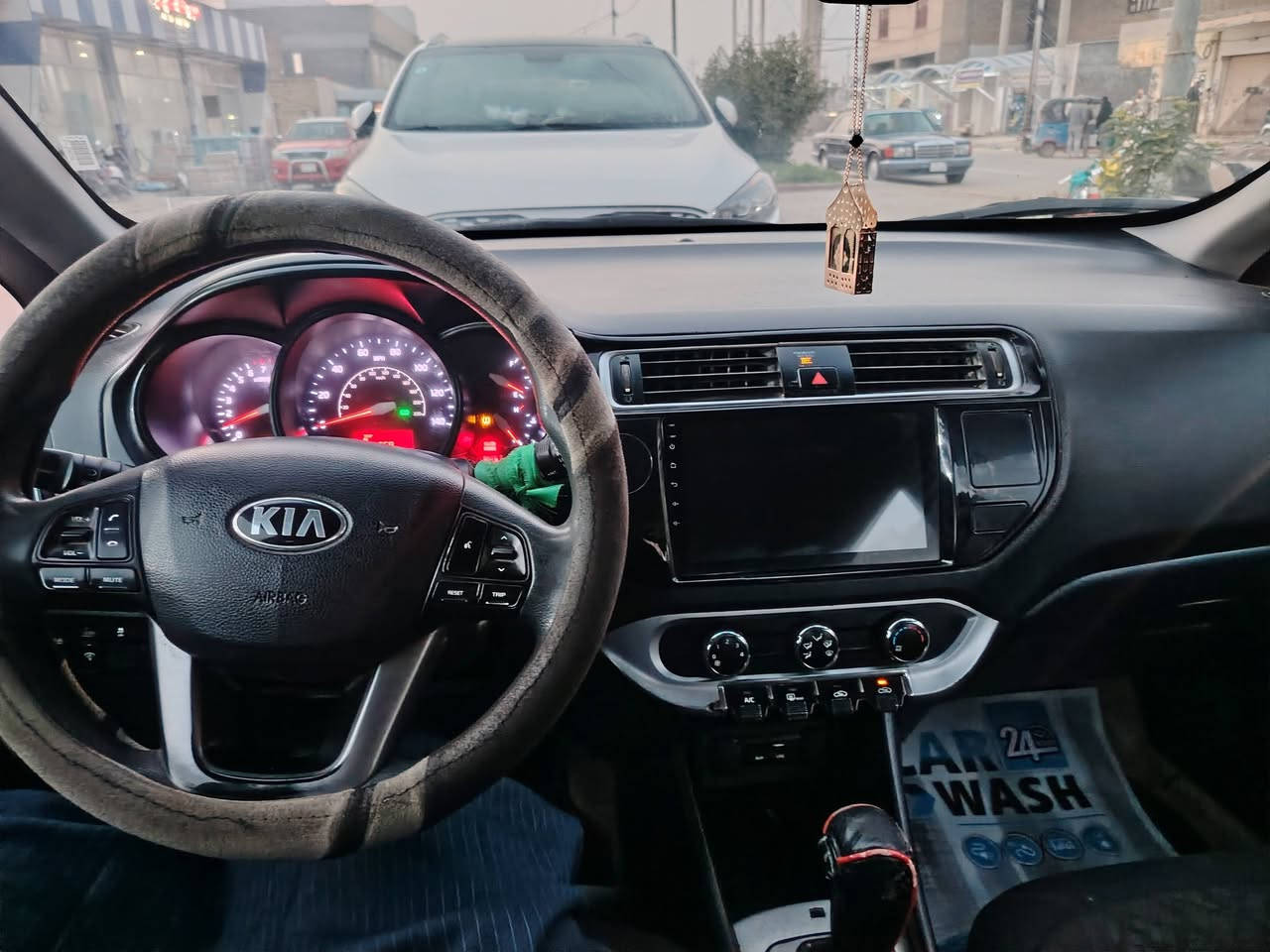 كيا ريو ٢٠١٧ وارد أمريكي باب السايق مبدل كير مكينة خير من الله سيارة فقط من البيت للدوام مامتعوبة مداور ثاني يوم السعر ٨٢ وبيها مجال الاتصال ع الأرقام التالية
(***********) و (***********) مكانها  واسط قضاء الحي..
