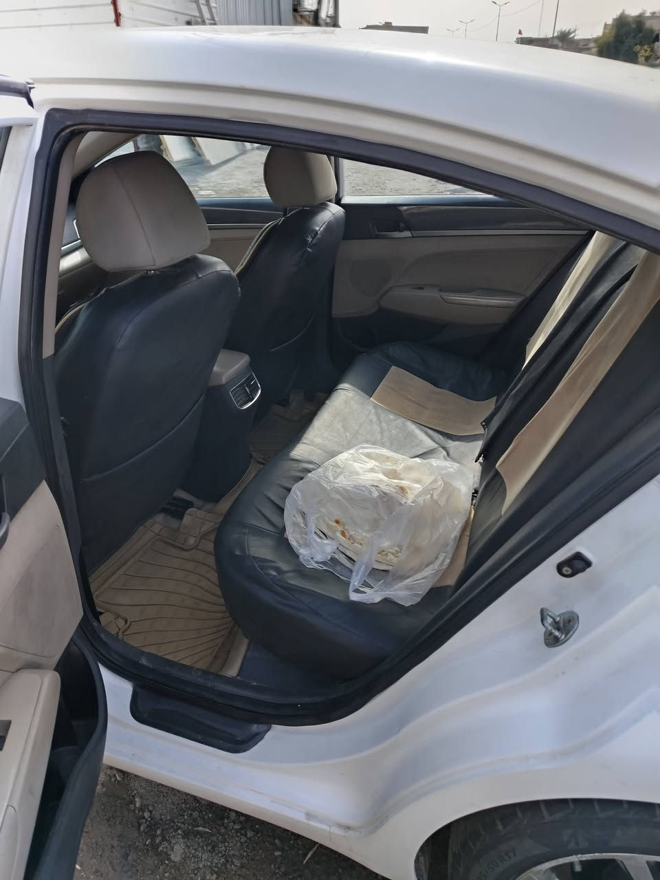 النتر خليجي مويل ٢٠١٧ فتحه وشاشه صغيربدون ضربه مع محرك ٢٠٠٠ فتحه مري شفط صدرجديد بيها سونار بالدعاميه الأماميه مسلصحه وصبغ والان بيهن اشخوط بالدعاميه الأماميه بيها رصعات بيه شخط خفيف بالباب مقبل السائق العنوان حي الاساتذه مقابل حي العامل الثانيه على خط السريع قرب مسبح الرافدين الهااتف *********** محرك
