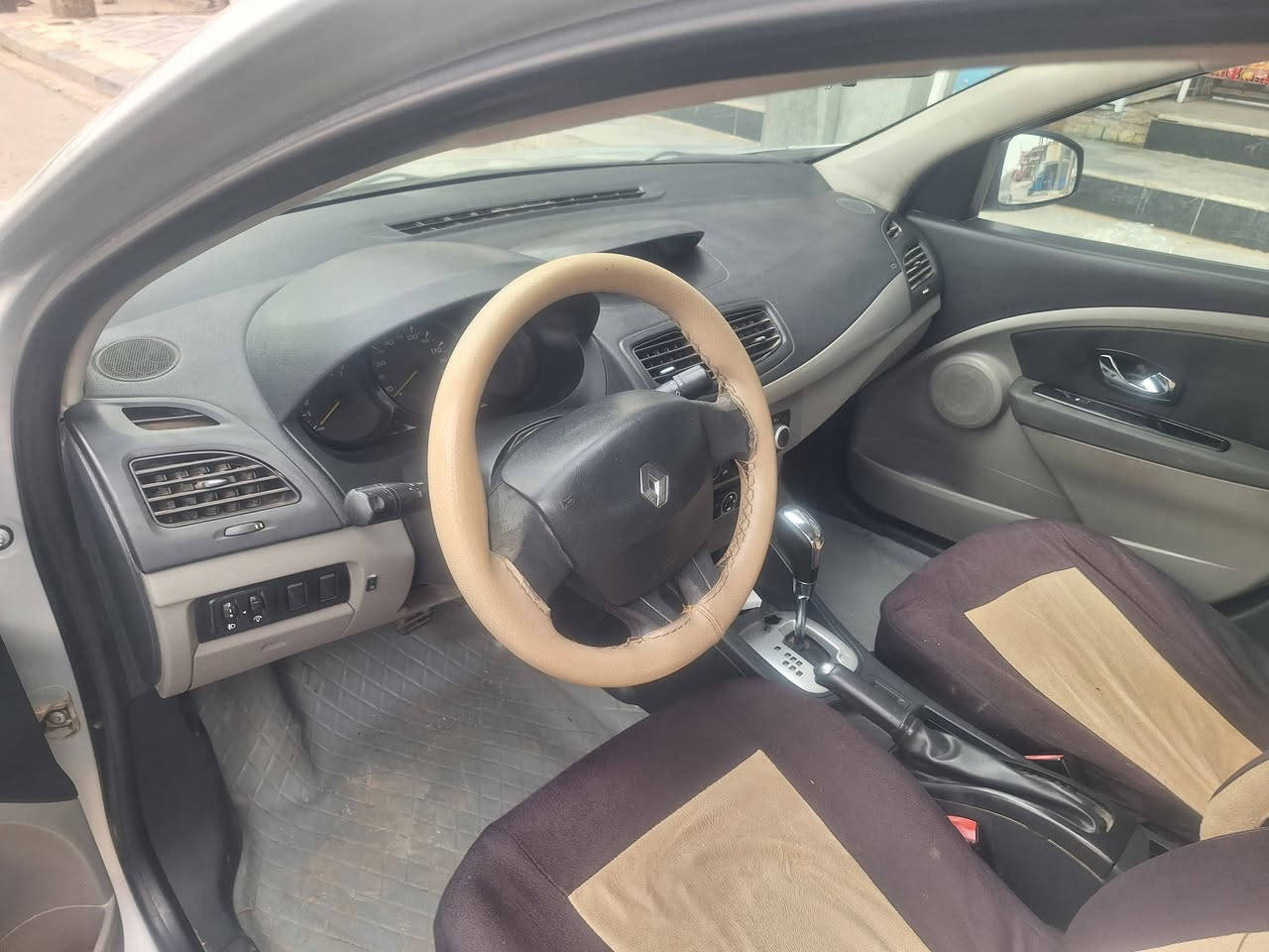 سلام عليكم سياره رينو فلونس مديل ١٣ رقم ميسان مكفوله وجاهزه كير ومحرك تبريد تدفه تخم تاير حداديه جديده واي أستفسار هاذا رقميى*********** العنوان ميسان ام غربه شراي خابر
