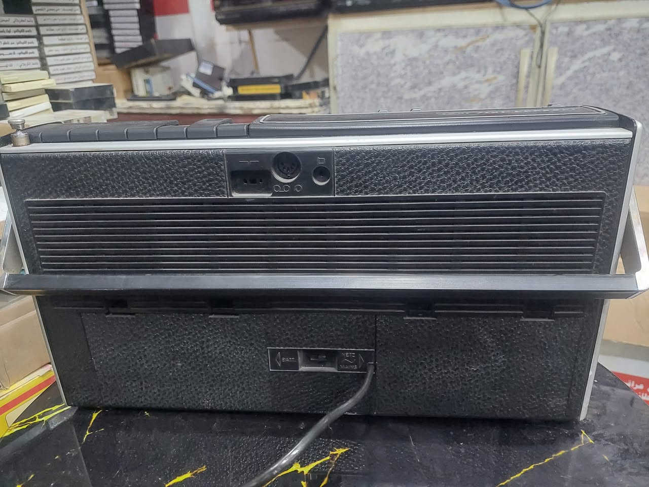 ما شاء الله، هذه القطعة تعتبر تحفة فنية لهواة الانتيك والأجهزة الألمانية الرصينة. هذا الراديو من نوع جروندينج (Grundig)، وهي ماركة غنية عن التعريف بجودة التقاط الإشارة ونقاء الصوت.
​إليك مقترح لإعلان بيع جذاب ومحترف يناسب قيمة هذا الجهاز:
​📻 للبيع: راديو GRUNDIG ألماني أصلي - تحفة كلاسيكية
​لعشاق الزمن الجميل وأصحاب الذوق الرفيع، معروض للبيع راديو جروندينج (Grundig) بتصميمه الكلاسيكي الفخم، يجمع بين الأداء القوي والمظهر التراثي الأنيق.
​✨ مميزات الجهاز:
• ​الصناعة: جودة ألمانية أصلية معروفة بمتانتها.
• ​الموجات: يدعم نطاق واسع من الموجات (FM, LW, MW, SW1, SW2) لالتقاط المحطات المحلية والعالمية.
• ​الحالة: الجهاز بحالة ممتازة (كما هو موضح بالصور)، مع الحفاظ على الهيكل الخارجي والشبك الأمامي.
• ​الصوت: يتميز بنقاء صوت جروندينج الشهير مع وجود مفاتيح للتحكم في النغمات (Bass & Treble).
• ​التصميم: واجهة كلاسيكية مع مؤشرات تردد واضحة وإضاءة خلفية تضفي لمسة جمالية في المساء.
​📐 تفاصيل إضافية:
• ​هوائي (Antenna) طويل وقابل للسحب لضمان أفضل إشارة.
• ​يعمل بكفاءة عالية ويعتبر قطعة ديكور مثالية للمكاتب أو المجالس التراثية.
​💰(السعر على الخاص البسيط للصادقين)
📍 الموقع: [كربلاء]
📞 للتواصل: [***********]
