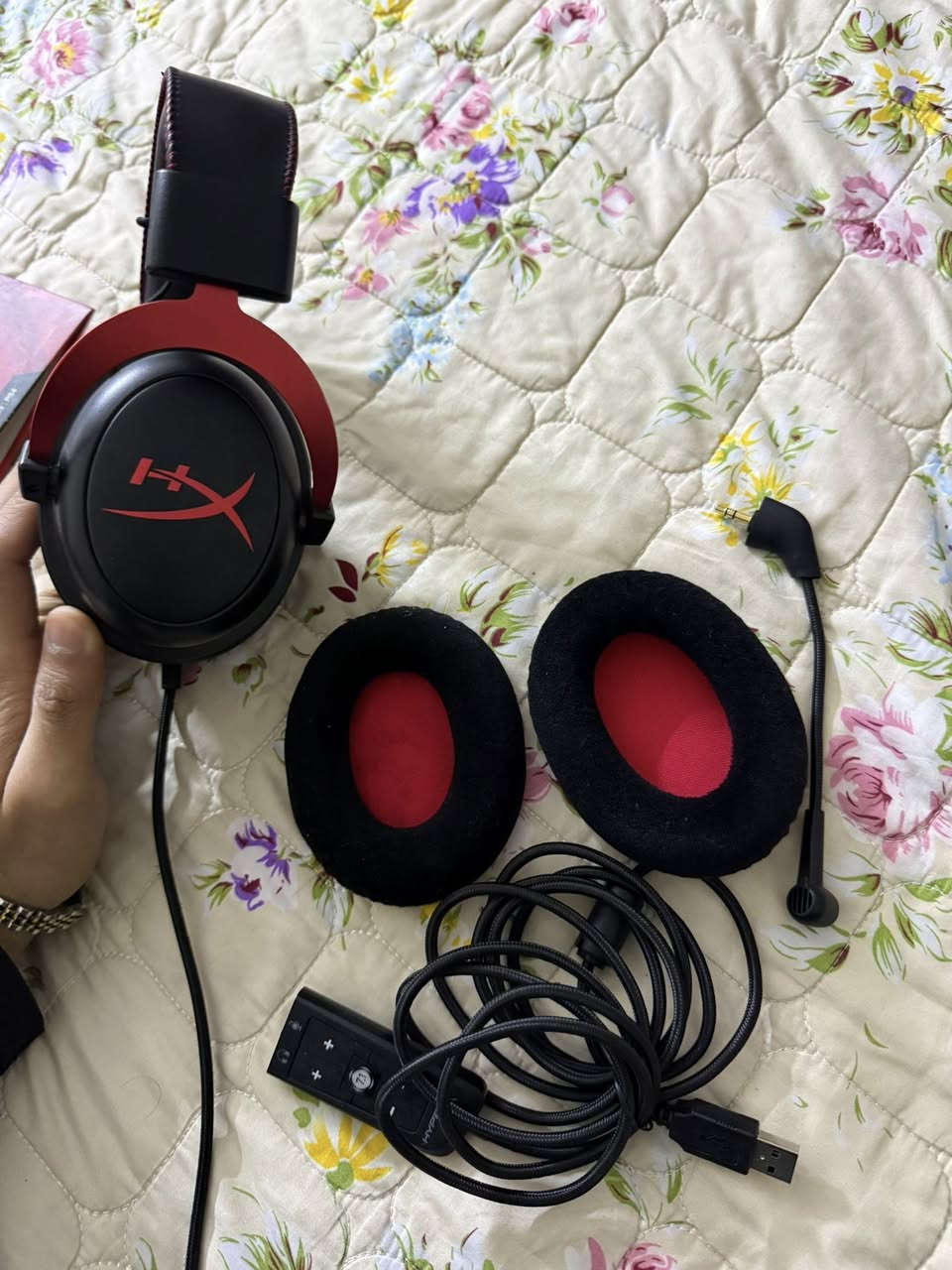 السلام عليكم 
متوفر سماعه هايبر اكس كلاود 2 
نضيفه 100/100 فقط بيها هاي المشكله و ما مأثره عليها 
 سعرها 45 وبيها مجال ( معداتها كامله)
مكاني بغداد دوره ابو دشير


**إذا كنت صاحب هذا الإعلان وتريد حذفه لأي سبب، رجاءا أرسل رسالة إلى الدعم الفني**