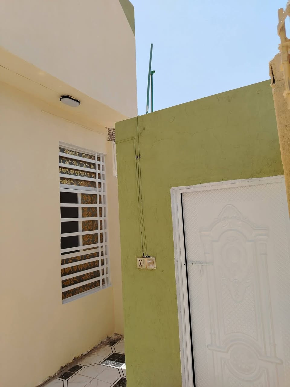 يا الله السلام عليكم بيت للبيع المساحه ٧٠ متر البراكيه شارع المطار القديم قرب أسواق الأمير البيت يحتوي على غرفه صاله مطبخ صحيات داخلي وخارجي السعر ١٩ الاستفسار على الرقم ***********
