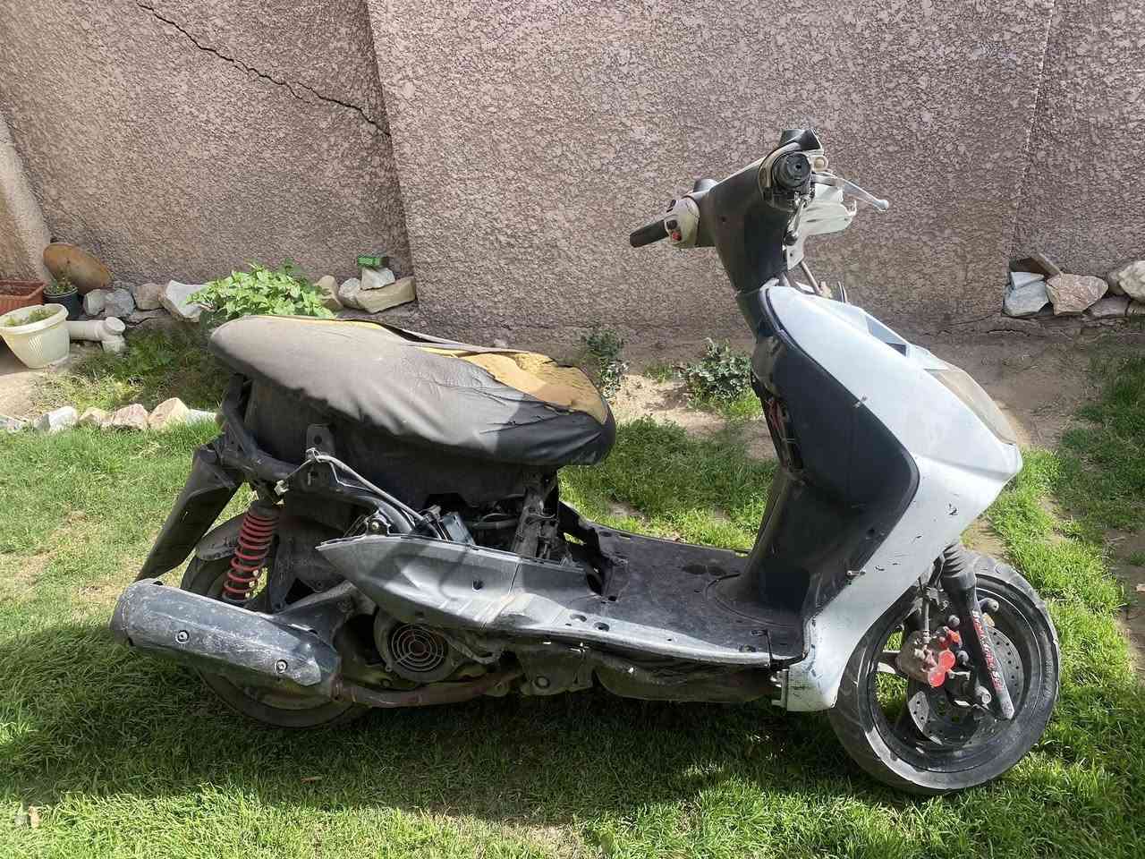 سلام عليكم
سكنس 140 كابريتر 
الدراجه متروكه بـس شغاله نكره 
تاخذها مني تشتغل بـس يرادلها ترتيب 
مكينتها خرسه متنسمع شلعه ومعدل 
رايدها ب400 مكاني صليخ ال600
اي ستفسار ***********
