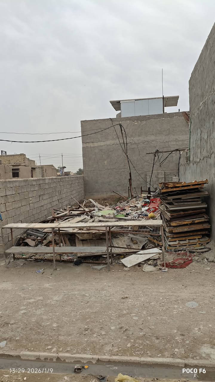 سلام عليكم بيت ركن للبيع 100متر + قطعة 100متر خلف البيت 
 العنوان :خلف مطعم جواد قريب على شارع البيت ارضية مرمر  و سراميك 
الرقم بي واتساب : ***********
