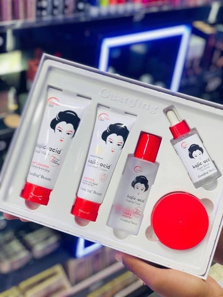 مجموعة العناية بالبشرة من كوجي سان GuanJing Beauty Kojic Acid، وهي سلسلة منتجات مصممة خصيصاً لتفتيح البشرة، و مكافحة الشيخوخة، وعلاج التصبغات والبقع الداكنة. تعتمد هذه المجموعة على حمض الكوجيك (Kojic Acid) الذي يعمل على تثبيط إنتاج الميلانين، مما يساعد في توحيد لون البشرة وتقليل آثار حب الشباب والبقع الناتجة عن الشمس. 

✅تتكون المجموعة الخماسية الظاهرة في الصورة عادةً من المنتجات التالية:
✔️غسول الوجه (Facial Wash): لتنظيف البشرة بعمق وإزالة الشوائب والزيوت.
✔️تونر الجوهر (Essence Toner): يساعد في ترطيب البشرة وشد المسام.
✔️سيروم الوجه (Face Serum): تركيبة مركزة لتقليل التجاعيد وتفتيح البقع.
✔️كريم الوجه (Face Cream): للترطيب العميق وتفتيح البشرة.
✔️كريم واقي الشمس (Sunscreen Cream): حماية SPF 50 من الأشعة فوق البنفسجية لمنع ظهور تصبغات جديدة. 
#الاصلي
السعر 23الف
🚘يوجد خدمة توصيل لجميع محافظات العراق ٤ الاف 🚘


**إذا كنت صاحب هذا الإعلان وتريد حذفه لأي سبب، رجاءا أرسل رسالة إلى الدعم الفني**