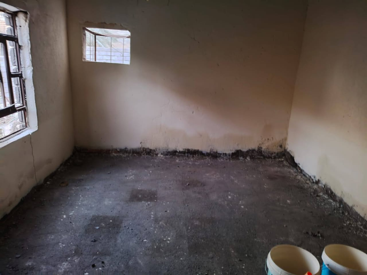 دارسكن طابو مالك صرف زراعي تحويل سهم بل طابو  أرخص بيت بل بصره ابي الخصيب  المساحة 120متر العنوان أبي الخصيب بأب طويل  يتكون البيت من غرفتين وصاله ومطبخ كراج صغير وصحيات داخليه وخارجيه  سكف عكاده بيت فارق اتكاتب وستالم مفتاح 🔑  نقص ملاحظات وترتيب سعر 30مليون اي ستفسار اتصل ***********
