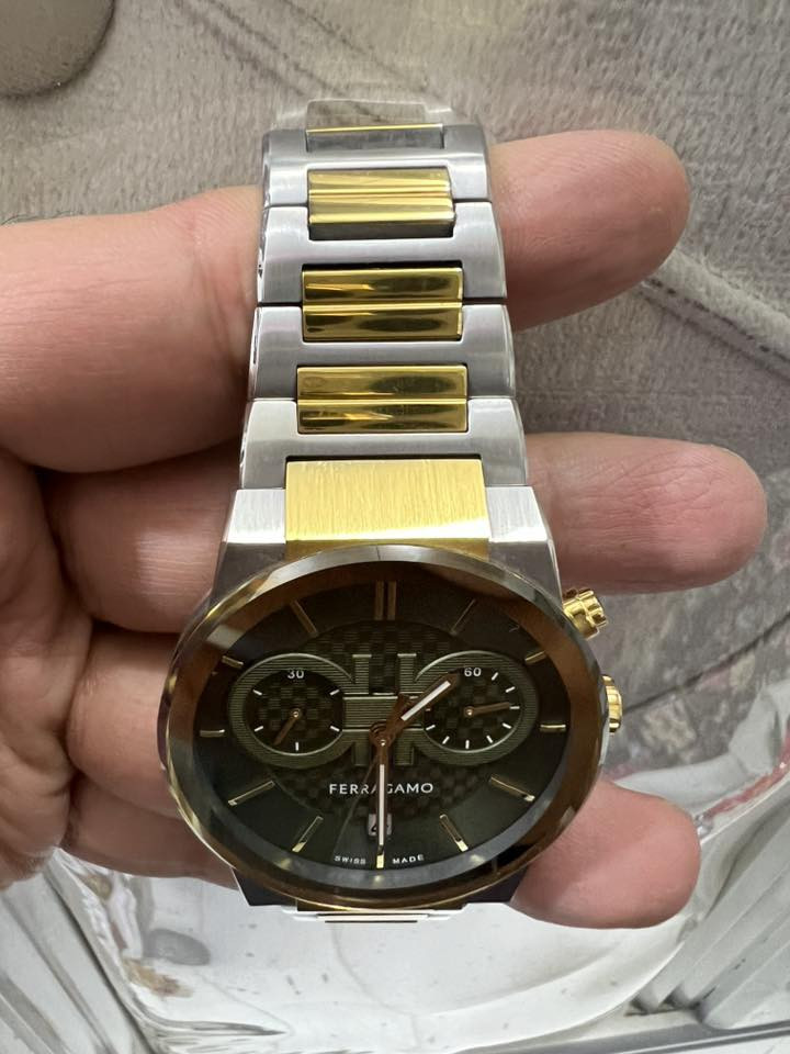 للبيع ساعة Salvatore Ferragamo من تشكيلة Sapphire الفاخرة، تتميز بتصميم عصري يجمع بين الأناقة السويسرية والذوق الإيطالي الرفيع.
• الموديل: Ferragamo Sapphire Chronograph (SFME).
• الميناء: لون أخضر زيتوني مميز بنقشة شعار "Gancini" المزدوج.
• الهيكل: ستانلس ستيل (Stainless Steel) مع تفاصيل باللون الذهبي (Two-tone).
• الزجاج: ياقوت مقاوم للخدش (Sapphire Crystal).
• المحرك: سويسري الصنع (Swiss Made) لضمان دقة متناهية.
• المقاومة: مقاومة للماء حتى عمق 50 متر (5 ATM).
• الحالة: ممتازة /).
الساعة قطعة استثمارية رائعة ومثالية للمناسبات الرسمية واليومية.
السعر المطلوب: (370 دولار )
للتواصل: (وتساب ***********)
