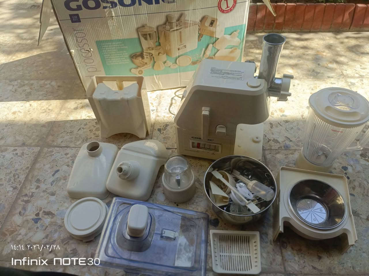 سلام عليكم ست البيت تتكون من خلاط ومعصاره فواكه وخفاقه كيك ومثرامه لحم  السعر 75  ست لبيت  جديد ***********
