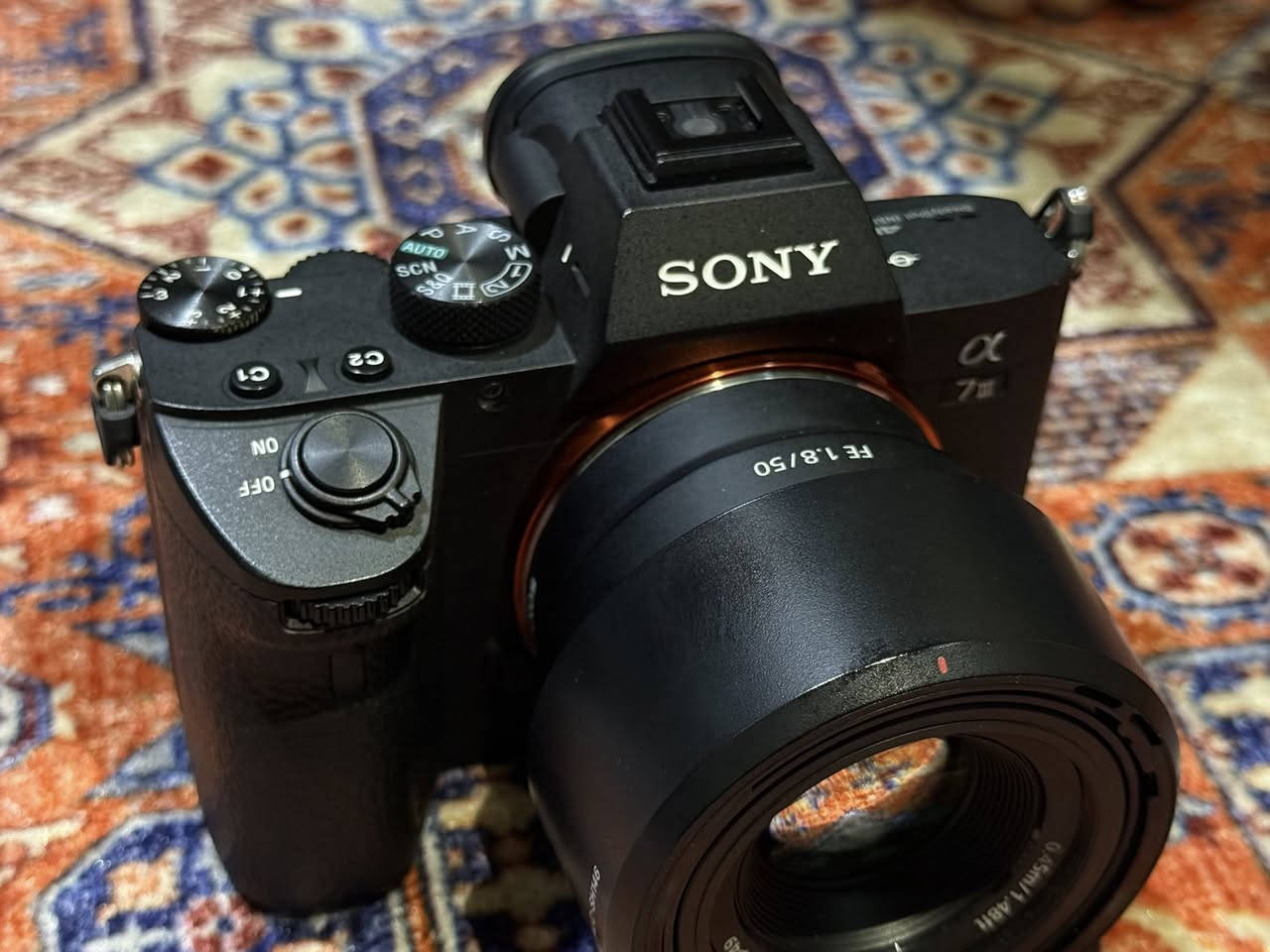 سوني a7 iii
مع الكارتون 
استخدام قليل جداً 
نظافة ٩٩٪؜ 
السعر ١٣٠٠ وبيها مجال 
للتواصل 
***********

