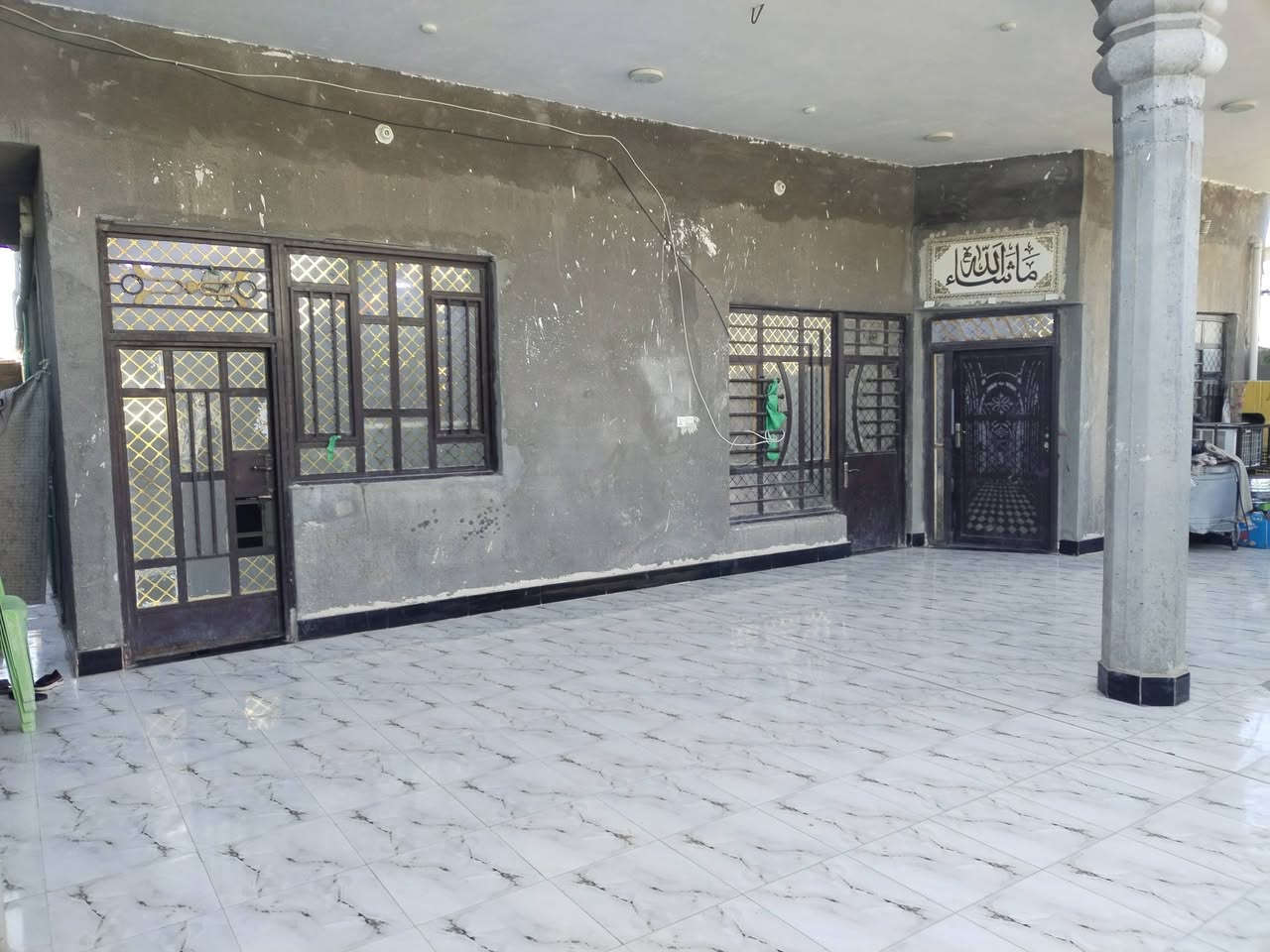 دار للبيع مساحة 250 يحتوي على استقبال وصاله ومطبخ غرفتين وحديقه لعنوان الصويره طريق المطار قرب معمل الحليب /. *********** /***********
