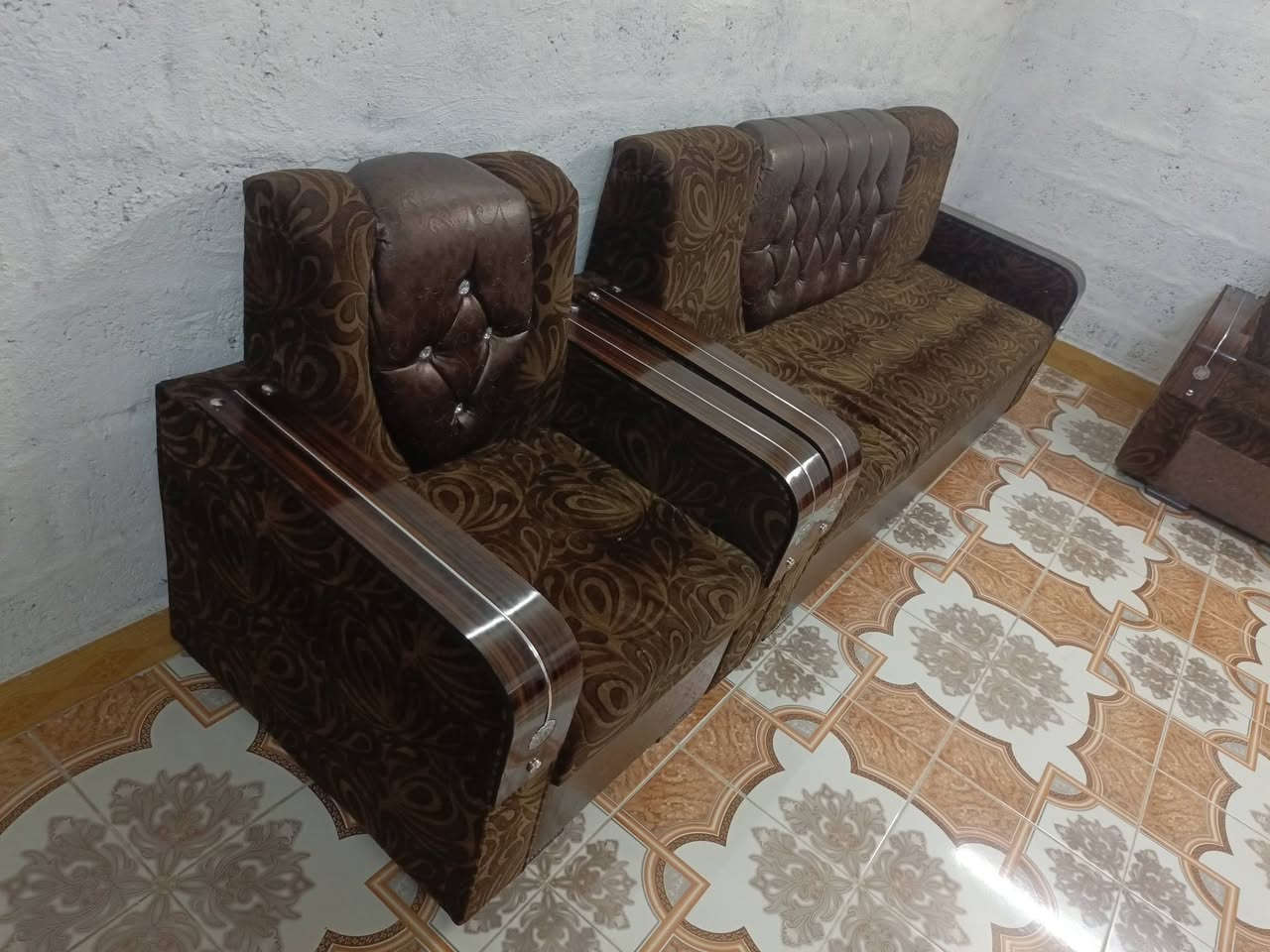 قنفات لبيع مستعجل عليها سعر خاص 
***********تصال.
