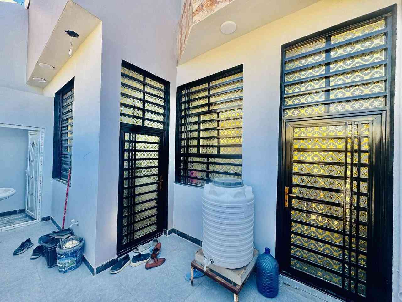 يا اللّٰه يوجد لدينا 100 مترالبيع مربع النجف مجمع بيتي الثاني بصف ركن مال السلطان ٦٠ شارع البيت تجاري 15 شغل درجة الأولى يتكون من صالة الاستقبال غرفة عدد واحد مطبخ صحيات خارجية داخلية سعر  خاص  طابو صرف طابوق جمهوري صب كونكريت الاستفسار *********** يوجد واتساب
