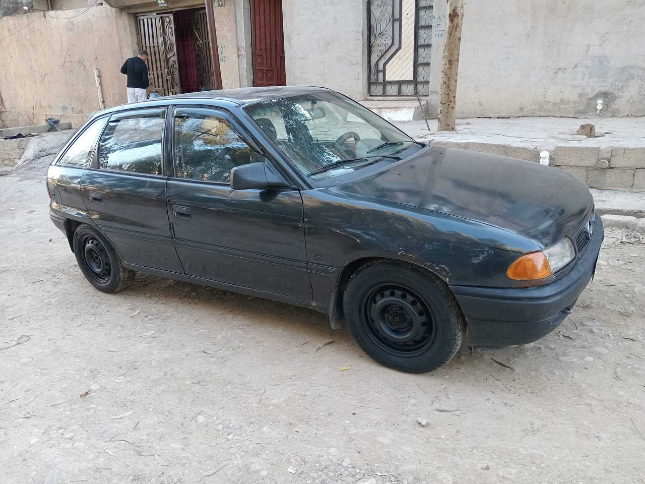 السلام عليكم
استرا حجم ١٦ موديل ٩٣ محرك كير شرط باتري جديد قفل مركزي شاشة مطوزة تقحيل سنوية الى ٢٠٢٧ كابون بانزين ورقي شرط التحويل السعر ٤٢ 
العنوان موصل الايمن قرب دورة الرسالة 
***********
***********
