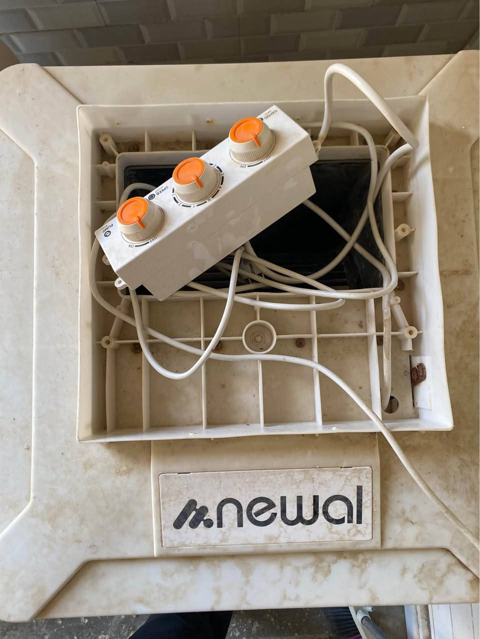 للبيع مبردة هواء نوال (Newal)

✅ الحالة: مستخدمة لمدة 4 أشهر فقط
✅ السعر: 150,000 دينار فقط (قابل للتفاوض بالمعقول)

ملاحظة:
يوجد عطل في المحرك (الماطور) بسبب ترسب الأملاح، وباقي أجزاء المبردة بحالة جيدة كما هو موضح في الصور، وتصلح للتصليح أو للاستفادة من قطع الغيار.

📍 السعر فرصة لمن يعرف صيانتها.
📞 للاستفسار أو التواصل، راسلني على الخاص
او اتصال على الرقم*********** 
ملاحظه مكاني سوق الشيوخ شارع المحكمه
