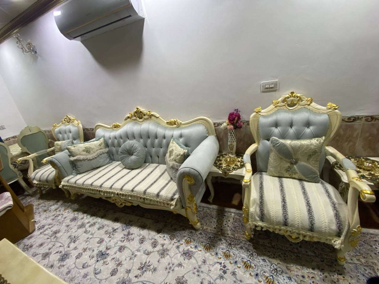 السلام عليكم
تخم قنفات 10مقاعد  وميز طعام زان درجه اولى 
علق واكتبلك السعر
***********
