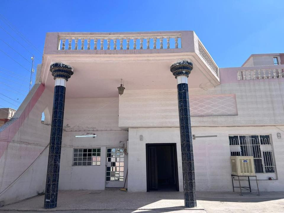 السلام عليكم دار للبيع وبسعر مناسب. المساحة 400 متر ركن مقابل محكمة صلاح الدين- شارع الاحتفالات على الخدمي يصلح بناء مكاتب للمحامين . للتواصل على الرقم ( *********** )
