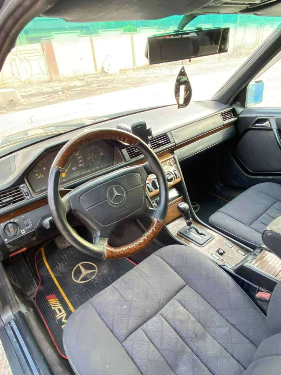 للبيع أو للمراوس مارسدس دب موديل ٩٤ اصل سياره بلاديه بدون صبغ   فول كهرباء حته بردات بلاد جنجر سيدي بلادي كشنات كهرباء بسمي سنويه ٣١ رقم بغداد  ***********  السعر ٧٣ مكاني بغداد
