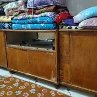 بوفيه مستخدمه شنو حالة البوفيه من الداخل والخارج؟ بيه خدوش، كسر، أو أي...